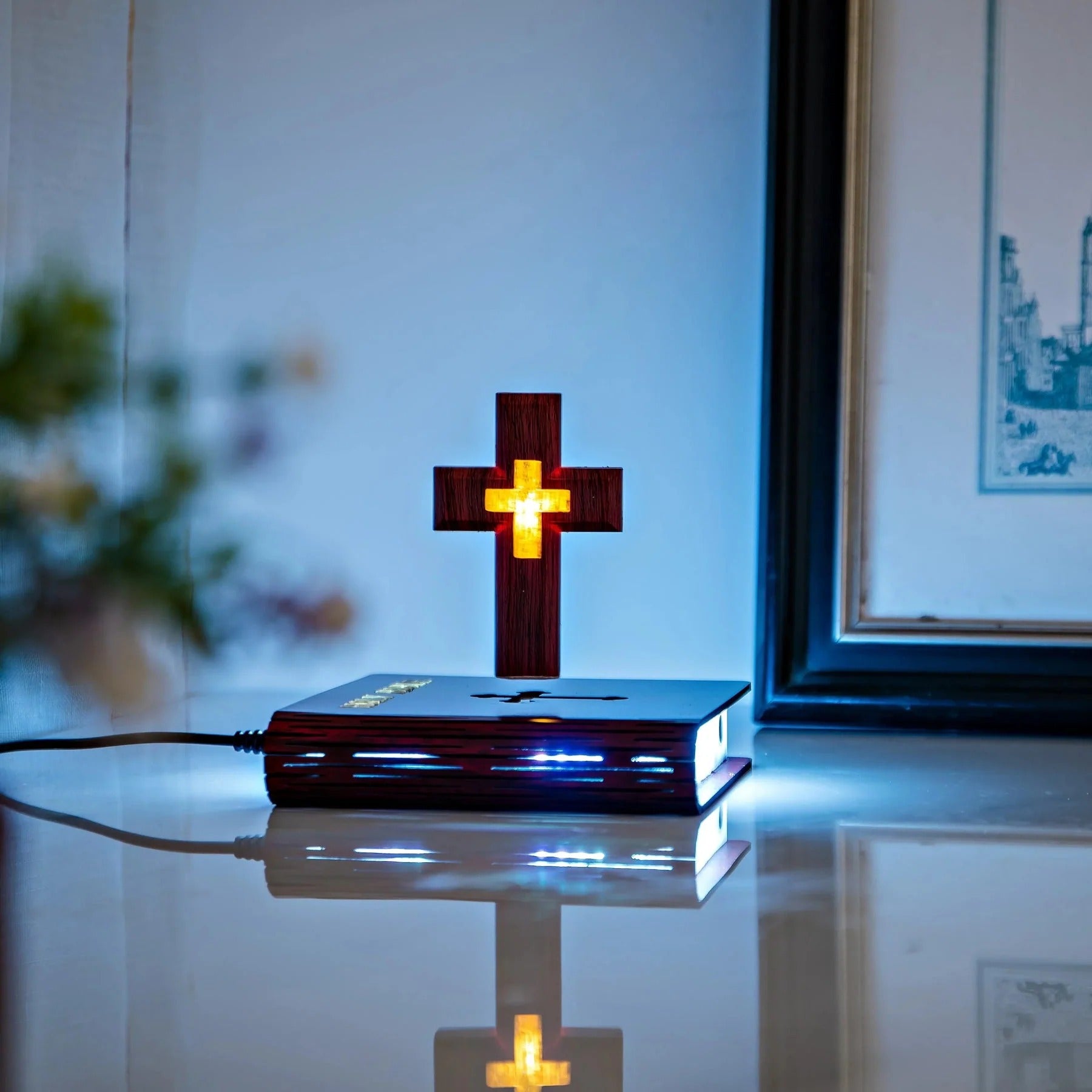 Lámpara levitante de la Santa Biblia con cruz magnética
